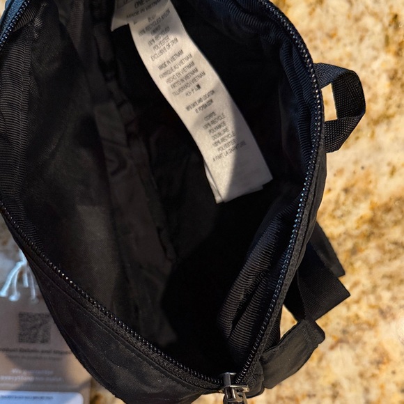 Patagonia Black Hip Pack with Front Zips - Picture 3 of 4